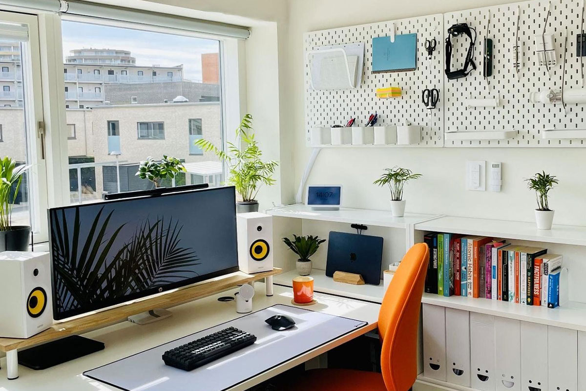 Tận dụng pegboard để tối ưu không gian bàn làm việc