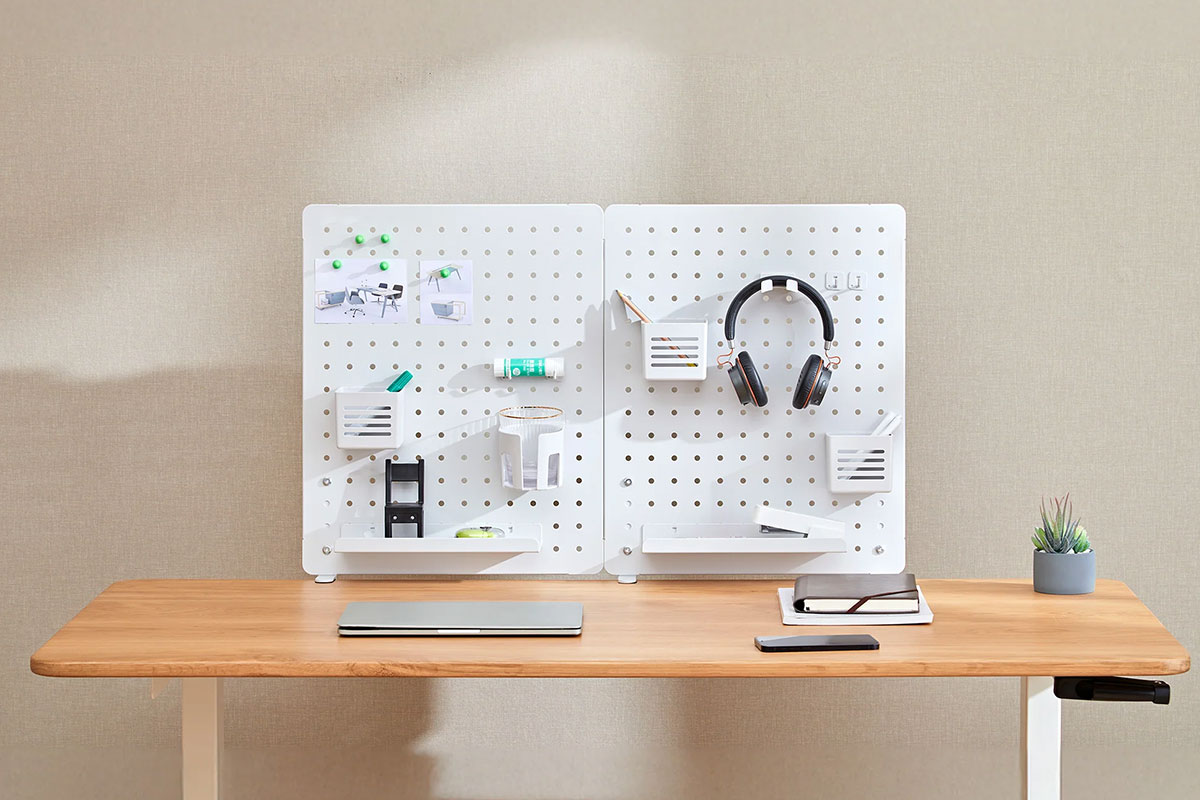 Bảng treo đồ Pegboard PB-001 lắp trên bàn làm việc