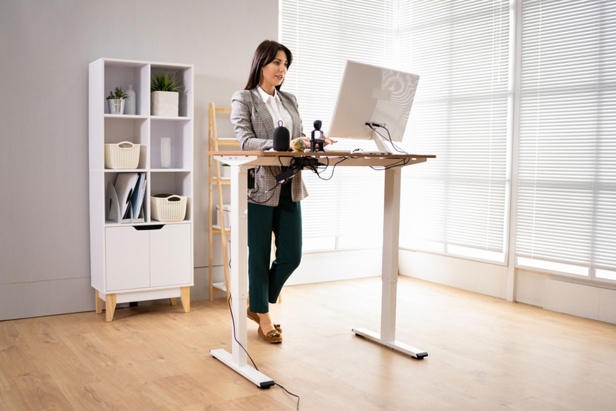 Bàn nâng hạ giúp thay đổi tư thế làm việc