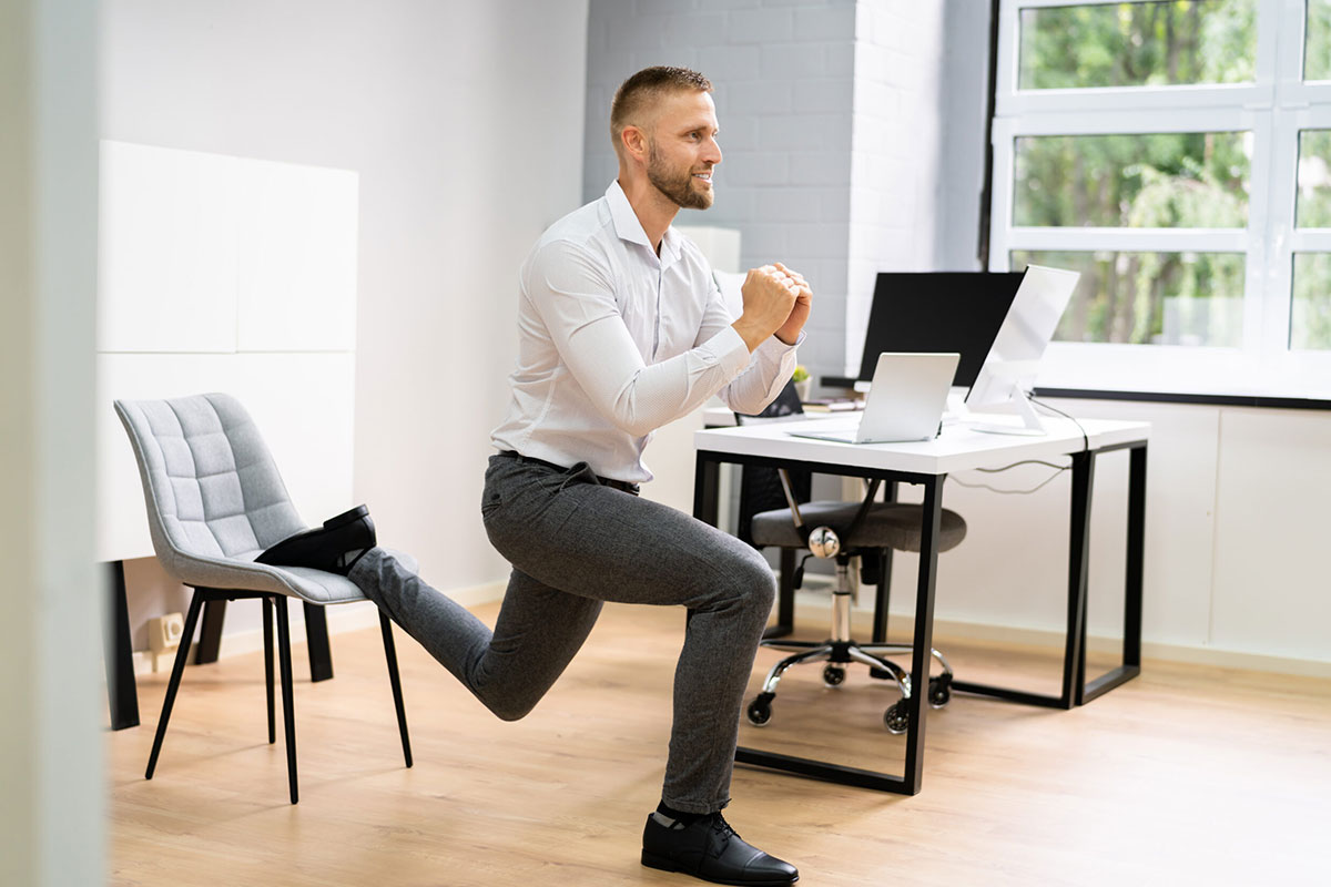 Vận động tại văn phòng giúp giảm gù lưng