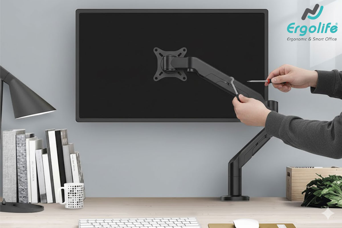 Kiểm tra và siết các vị trí ốc của arm màn hình