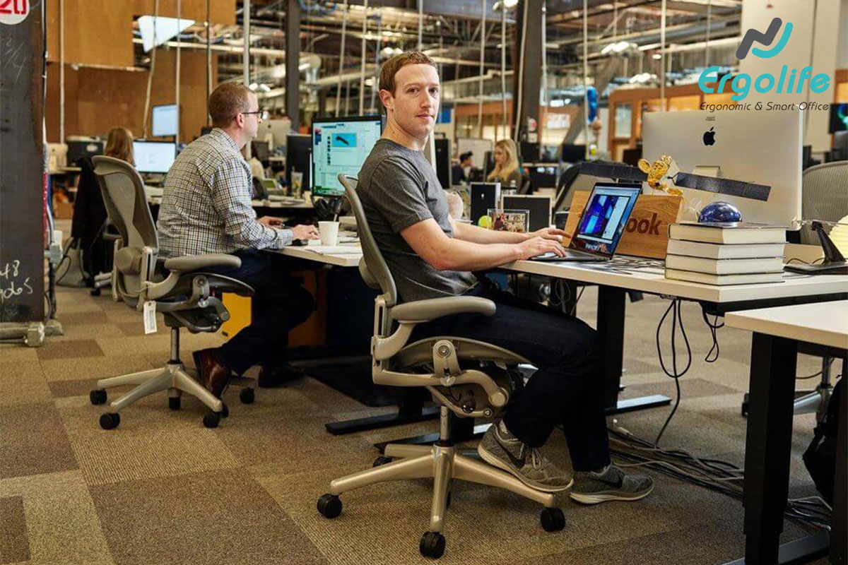 Ông chủ Facebook ngồi ghế Aeron