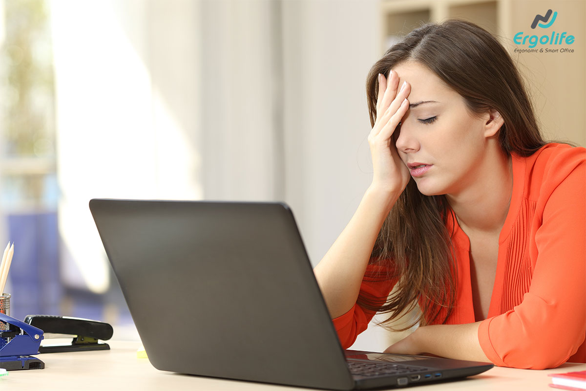 Lý do gì gây gù lưng khi ngồi làm việc?