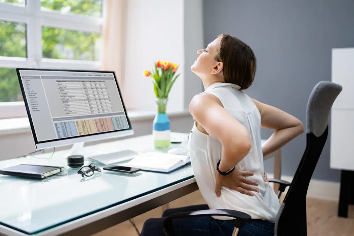 Ghế văn phòng giá rẻ gây đau lưng khi ngồi làm việc