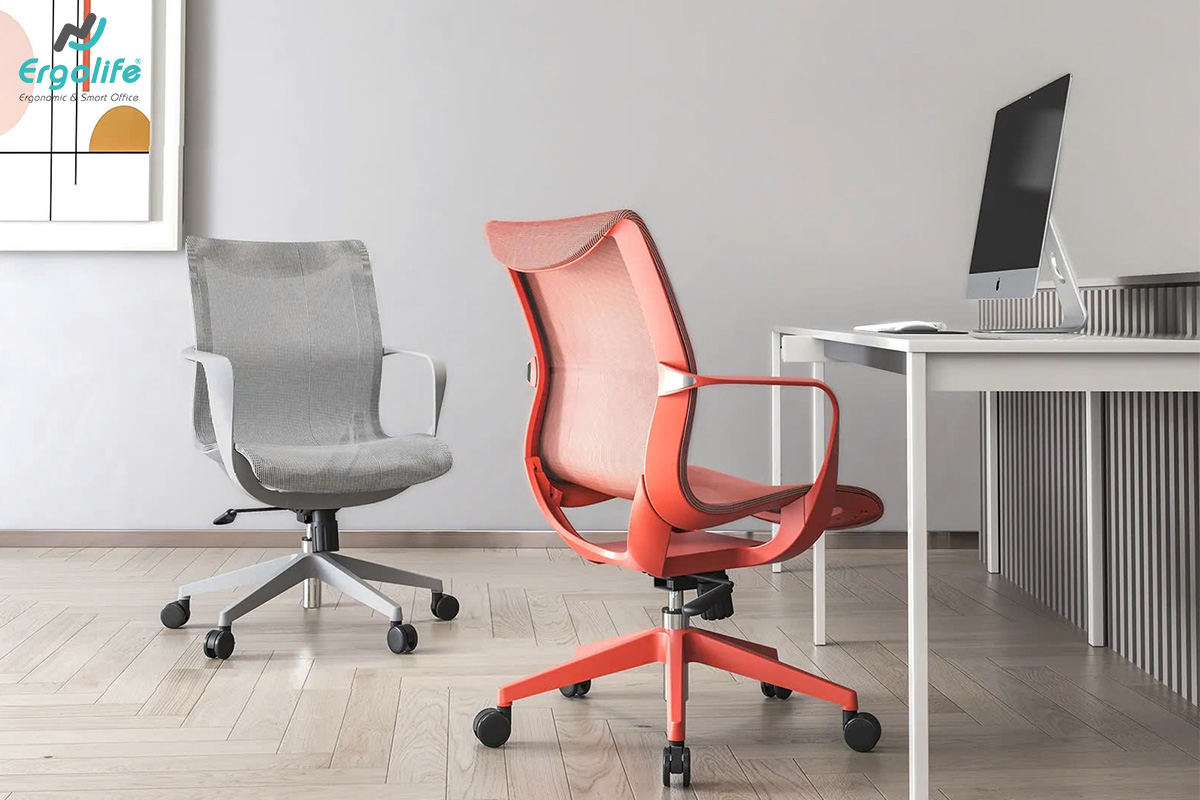 Ghế công thái học nhỏ gọn và ánh sáng phù hợp