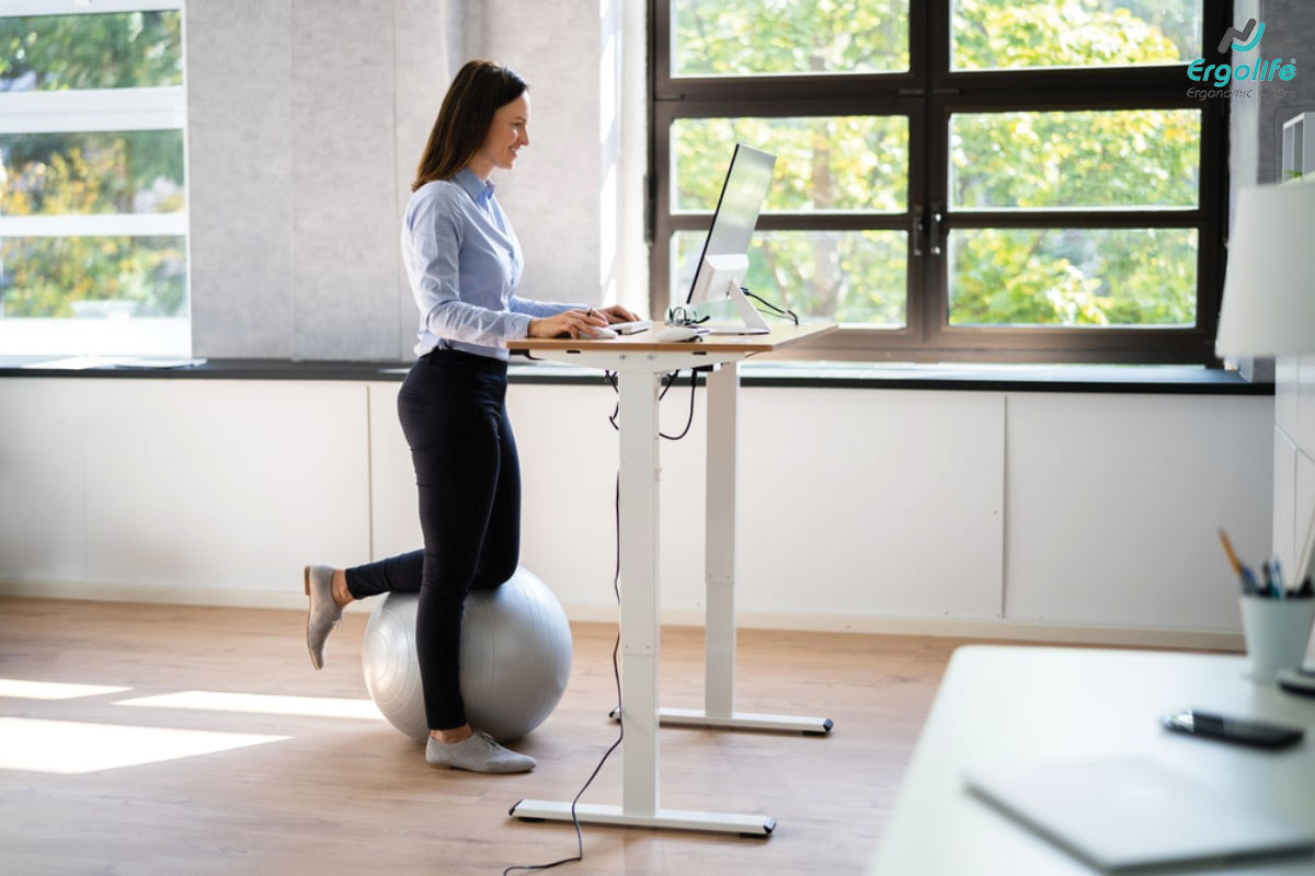 Nên vận động cơ thể xen kẽ giữa giờ làm việc Nên vận động cơ thể xen kẽ giữa giờ làm việc